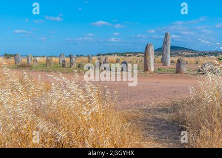 Steinerne Menhire bei Cromeleque de Xerez in Portugal. Stockfoto