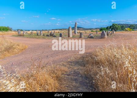 Steinerne Menhire bei Cromeleque de Xerez in Portugal. Stockfoto