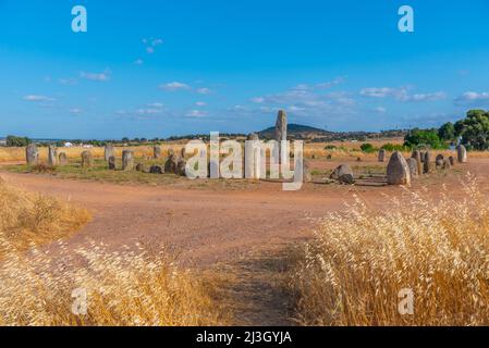 Steinerne Menhire bei Cromeleque de Xerez in Portugal. Stockfoto