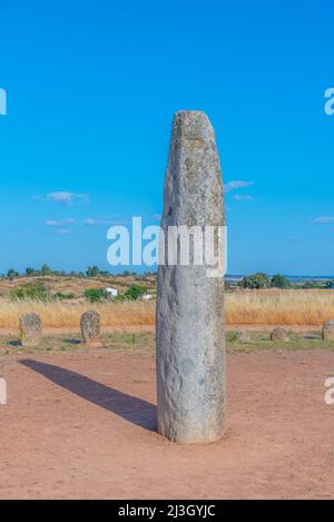 Steinerne Menhire bei Cromeleque de Xerez in Portugal. Stockfoto