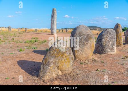 Steinerne Menhire bei Cromeleque de Xerez in Portugal. Stockfoto