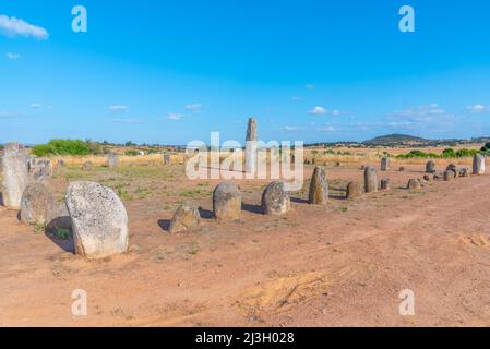 Steinerne Menhire bei Cromeleque de Xerez in Portugal. Stockfoto