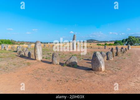 Steinerne Menhire bei Cromeleque de Xerez in Portugal. Stockfoto