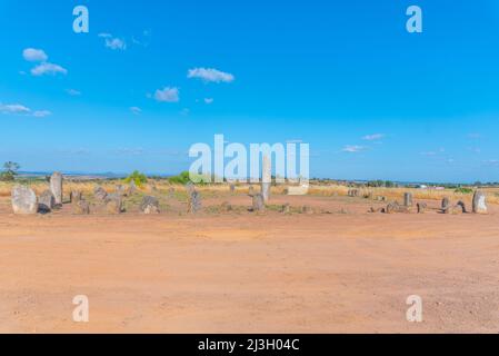 Steinerne Menhire bei Cromeleque de Xerez in Portugal. Stockfoto