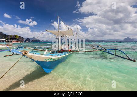 Philippinen, Palawan, El Nido, Bacuit-Archipel, Shimizu Island, outrigger Kanu auf dem türkisfarbenen und transparenten Wasser des weißen Sandstrands Stockfoto