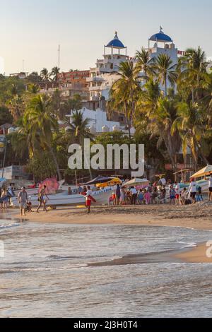 Mexiko, Bundesstaat Oaxaca, Puerto Escondido, Punta Zicatela Beach, der nördliche Teil des Strandes, in der Nähe des Stadtzentrums, wird von Einheimischen genutzt, die den Tag mit ihren Familien verbringen und schwimmen gehen Stockfoto