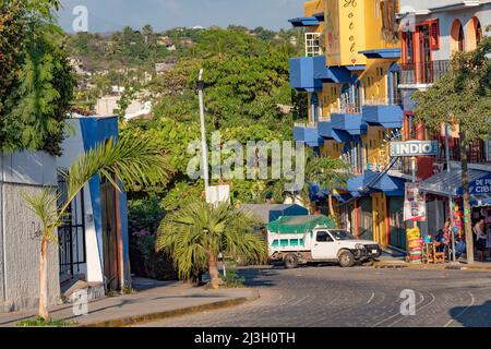 Mexiko, Bundesstaat Oaxaca, Puerto Escondido und sein Strand, die Punta Zicatela, Straße in einem Viertel Stockfoto