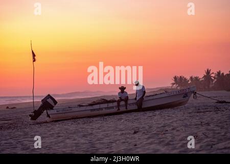 Mexiko, Bundesstaat Oaxaca, Puerto Escondido und sein Strand, Punta Zicatela, Fischer und Fische am Strand, Netzangeln, Harpune oder mit dem Boot Stockfoto