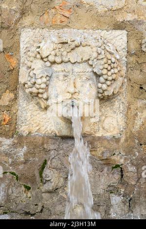 Frankreich, Herault, Balaruc-le-Vieux, der Brunnen, der Bacchus darstellt, als Hommage an die Weinbauvergangenheit der Stadt Stockfoto