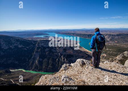 Frankreich, Alpes-de-Haute-Provence, regionaler Naturpark Verdon, Sainte-Croix-See, der Eingang zum Grand Canyon du Verdon vom Crête de l'Issioule aus gesehen, im Hintergrund die Hochebene von Valensole Stockfoto