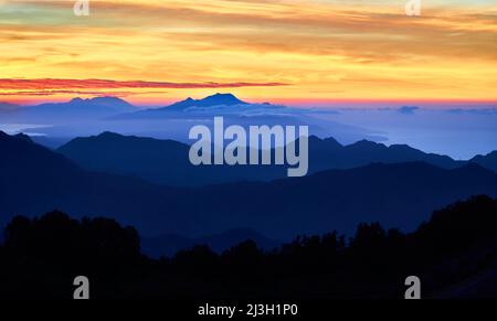 Sonnenaufgang über den Bergen am Vulkan Kelimutu. Ende Regency, East Nusa Tenggara, Flores, Indonesien, Asien. Reisefoto. Stockfoto