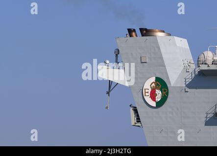 Das Wappen des Schiffes wurde auf dem Trichter des Flugzeugträgers HMS Queen Elizabeth der Royal Navy montiert - März 2021. Stockfoto