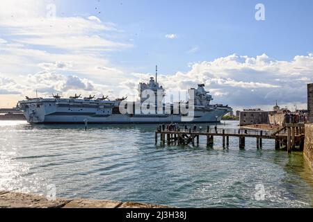 Der Flugzeugträger der Royal Navy, HMS Queen Elizabeth (R08), der mit F35-B-Jets in den Hafen von Portsmouth eintrat, war im Mai 2021 an Deck. Stockfoto