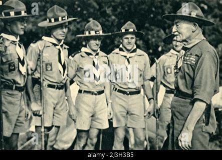 'Baden-Powell mit einigen rhodesischen Pfadfinderchen', 1944. Aus „Boy Scouts“, von E. E. Reynolds. [Collins, London, 1944] Stockfoto