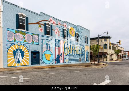 GAFFNEY, S.C., USA-2 APRIL 2022: In der Innenstadt farbenfrohe Wandgemälde mit Symbolen der Stadt und ein historisches Eckgebäude an der Limestone Street. Stockfoto