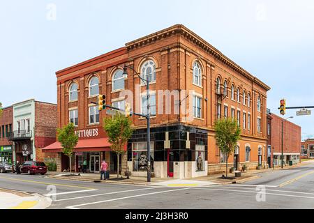 GAFFNEY, S.C. USA-2 APRIL 2022: Historisches Gebäude in der Innenstadt an der Ecke von Kalkstein und Frederick Street. Drei Personen. Stockfoto