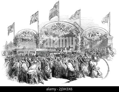 Eingang der Königin in den Großen Hauptbahnhof, Newcastle-upon-Tyne, 1850. „Der Eingang zum Bahnhof war sehr schön mit immergrünen dekoriert; und über jedem Torbogen wurden drei emblematische Basreliefs in Steinimitate errichtet - das Zentrum mit dem königlichen Wappen, das auf der rechten Seite eine Ganzlänge Darstellung Ihrer Majestät [Königin Victoria] ist, Umgeben von Figuren, die symbolisch die verschiedenen Teile des Reiches darstellen, während auf der linken Seite ein Abbild seiner königlichen Hoheit Prinz Albert war...als sich die Stunde für die Ankunft des Zuges näherte, stieg die Aufregung auf fev Stockfoto