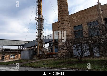 BUCHA, UKRAINE - 7. APRIL 2022 - Ein Satz "50 Jahre UdSSR" ist auf einem Gebäude einer lokalen Fabrik nach der Befreiung der Stadt von Russ abgebildet Stockfoto