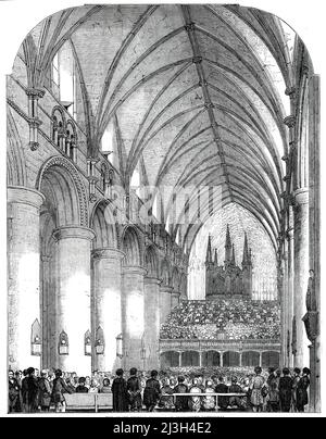 Das Grand Musical Festival in der Gloucester Cathedral, 1850. '...die Wirkung des Innenraums - das Kirchenschiff mit seinen massiven normannischen Säulen und runden Bögen und dem eleganten Chor, der in einer fernen Perspektive zurückgeht - ist sehr gut. Das Schiff ist schlicht und einfach in seinen architektonischen Besonderheiten; die riesigen normannischen Säulen mit ihren schmucklosen Kapitellen und die leicht angereicherten Bögen, die sie stützen; die Triforia und die klerestory Fenster über ihnen, mit dem Gewölbe des Daches, die im Allgemeinen von strengem, wenn auch bewunderungswürdigem Charakter. Die geclusterten Säulen, aus denen die Gewölbe entspringen, sind sehr fein f Stockfoto