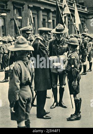 „King George V with Lord Baden-Powell Inspecting Boy Scouts, 1920“, 1944. Aus „Boy Scouts“, von E. E. Reynolds. [Collins, London, 1944] Stockfoto