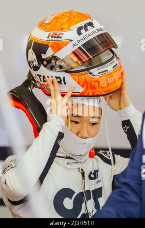 Melbourne, Victoria, Australien. 8. April 2022. MELBOURNE, AUSTRALIEN - 8. APRIL: Yuki Tsunoda von der Scuderia AlphaTauri vor dem zweiten Training beim Formel-1-Grand-Prix von Australien 2022 am 8.. April 2022 (Bildnachweis: © Chris Putnam/ZUMA Press Wire) Stockfoto