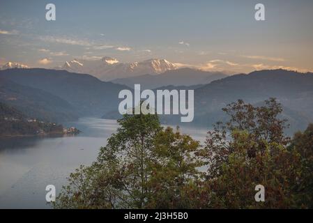 Annapurna Range über Begnas Lake, Pokhara, Nepal Stockfoto