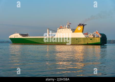 Anvil Point, eines von vier Ro-Ro-Sealift-Schiffen, die von Foreland Shipping betrieben werden. Sie werden von der britischen Armee verwendet, um Ausrüstung zu befähren - April 2018. Stockfoto