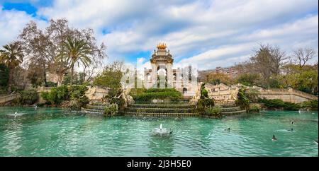 Cascada del Parc de la Ciutadella in Barcelona, Spanien. Brunnen und Denkmal mit einem Bogen und einer zentralen Venus-Statue in einem Park aus dem 19.. Jahrhundert Stockfoto