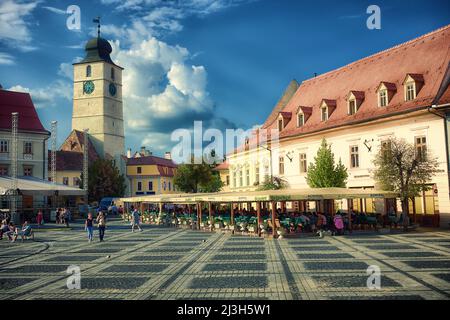 SIBIU, RUMÄNIEN - 30. Juli 2018: Sibiu's Council Tower vom Piata Mare Platz vor dramatischem Himmel Stockfoto