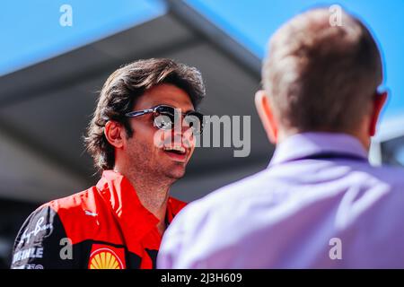 Melbourne, Victoria, Australien. 8. April 2022. MELBOURNE, AUSTRALIEN - 8. APRIL: Carlos Sainz beim Formel-1-Grand-Prix von Australien 2022 am 8.. April 2022 interviewt (Bildquelle: © Chris Putnam/ZUMA Press Wire) Stockfoto