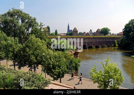 Frankreich, Bas Rhin, Straßburg, Altstadt als Weltkulturerbe von der UNESCO, dem Viertel Petite France, Barrage Vauban Vauban (Wehr), den überdachten Brücken über den Fluss krank und die Kathedrale von Notre Dame Stockfoto