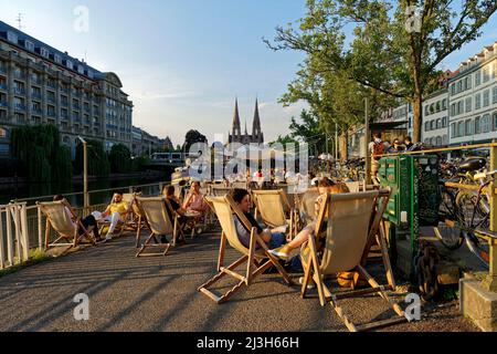 Frankreich, Bas-Rhin, Straßburg, Altstadt, die von der UNESCO zum Weltkulturerbe erklärt wurde, Cafés Boote auf dem Quai des Batelers am Ufer der Ill und Saint-Paul Kirche im Hintergrund Frankreich, Bas-Rhin (67), Straßburg, vieille ville classée au Patrimoine Mondial de l'UNESCO, Bistrots péniches le long du quai des Pêcheurs au Bord de l'ill avec église Saint-Paul en arrière Plan Stockfoto