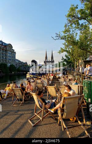 Frankreich, Bas-Rhin, Straßburg, Altstadt, die von der UNESCO zum Weltkulturerbe erklärt wurde, Cafés Boote auf dem Quai des Batelers am Ufer der Ill und Saint-Paul Kirche im Hintergrund Frankreich, Bas-Rhin (67), Straßburg, vieille ville classée au Patrimoine Mondial de l'UNESCO, Bistrots péniches le long du quai des Pêcheurs au Bord de l'ill avec église Saint-Paul en arrière Plan Stockfoto