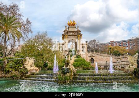 Cascada del Parc de la Ciutadella in Barcelona, Spanien. Brunnen und Denkmal mit einem Bogen und einer zentralen Venus-Statue in einem Park aus dem 19.. Jahrhundert Stockfoto