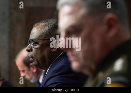 Washington, Usa. 07. April 2022. DER US-Verteidigungsminister Lloyd J. Austin und der US-Vorsitzende des Joint Chief of Staff, Gn Mark A. Milley, legen während einer Anhörung im Dirksen-Senat/Capitol Hill in Washington vor dem Armed Services Committee einen Antrag auf Genehmigung des Verteidigungshaushalts für das Geschäftsjahr 2023 vor. Kredit: SOPA Images Limited/Alamy Live Nachrichten Stockfoto