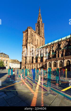 Frankreich, Bas Rhin, Straßburg, Altstadt, die von der UNESCO zum Weltkulturerbe erklärt wurde, Kathedrale Notre Dame, Schlossplatz (Place du Château), Sommeranimation, das Dichroic Field Stockfoto