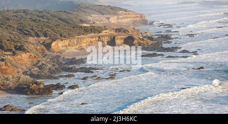 Frankreich, Vendee, Jard sur Mer, Wellen, die an der Pointe du Payre gegen die Klippe waten (Luftaufnahme) Stockfoto