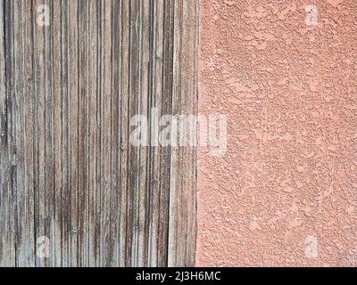 Zwei Texturen. Graue Holzlatten und beiger dekorativer Putz, Textur. Speicherplatz kopieren Stockfoto