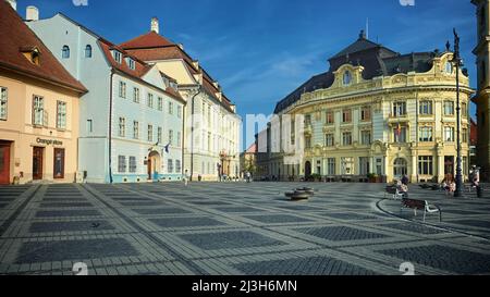 SIBIU, RUMÄNIEN - 31. Juli 2018: Rathaus am zentralen Platz von Piata Mare und seine Architektur im spätbarocken Stil Stockfoto