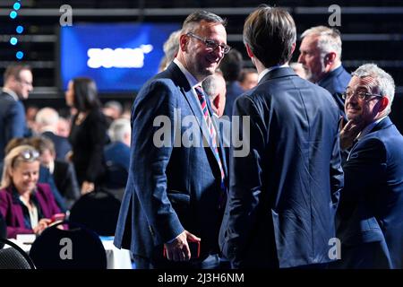 Prag, Tschechische Republik. 08. April 2022. Der ehemalige tschechische Premierminister Petr Necas, links, lächelt während des nationalen Kongresses der regierenden Bürgerdemokratischen Partei (ODS) in Prag, Tschechische Republik, am 8. April 2022. Rechts ist Marek Benda, Mitglied des tschechischen parlaments. (CTK Michal Kamaryt) Quelle: CTK/Alamy Live News Stockfoto