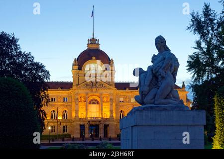 Frankreich, Bas Rhin, Straßburg, Neustadt aus dem deutschen Zeitraum als Weltkulturerbe von der UNESCO, Place de la Republique, der Palais du Rhin Kaiserpalast (ehemaligen) und Krieg Denkmal, eine Mutter hält Ihr zwei sterben Kinder, schaut man über Frankreich und der andere schaut über Deutschland Stockfoto