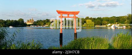 Frankreich, Moselle, Metz, der Plan d'Eau, die torii (Tor traditionellen japanischen), und St. Etienne Kathedrale im Hintergrund Stockfoto