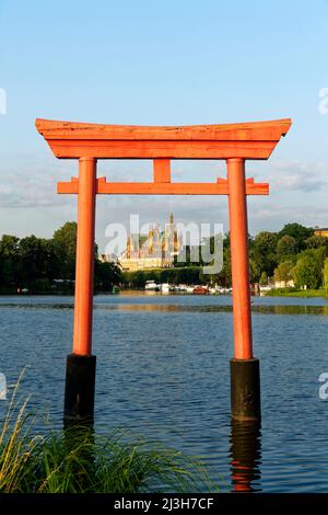 Frankreich, Moselle, Metz, der Plan d'Eau, die torii (Tor traditionellen japanischen), und St. Etienne Kathedrale im Hintergrund Stockfoto