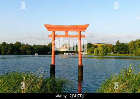 Frankreich, Moselle, Metz, der Plan d'Eau, die torii (Tor traditionellen japanischen), und St. Etienne Kathedrale im Hintergrund Stockfoto