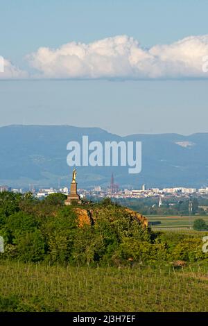 Frankreich, Bas Rhin, Wolxheim, Herz-Jesu-Statue (Horn-Statue), Wolxheim-Weinberg (Altenberg und im Hintergrund Straßburg mit der Kathedrale Notre Dame, die von der UNESCO zum Weltkulturerbe erklärt wurde Stockfoto