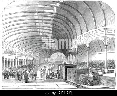 Empfang Ihrer Majestät am Großen Hauptbahnhof, Newcastle-upon-Tyne, 1850. Königin Victoria, Prinz Albert und Kinder werden von Würdenträgern an der Station begrüßt, die ihre Majestät offiziell eröffnet hat. Diese Station besteht in der Breite aus drei Bögen, die überall auf hellen Eisensäulen gestützt werden, das Dach aus offenem Eisenwerk, gut beleuchtet, höher als solche Strukturen normalerweise sind, und das ganze Gebäude ist ungewöhnlich luftig und anmutig. Der gesamte verfügbare Raum innerhalb dieser herrlichen Vergießen wurde von den Bewohnern von Newcastle, die in großer Kraft versammelt, um ihre Sov Stockfoto