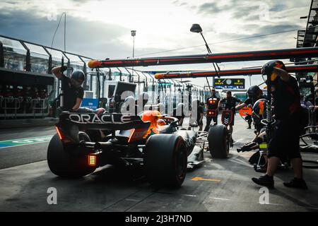 Melbourne, Victoria, Australien. 8. April 2022. MELBOURNE, AUSTRALIEN - 8. APRIL: Sergio Perez von Red Bull Racing beim zweiten Training beim Formel 1 Grand Prix von Australien 2022 am 8.. April 2022 (Bildquelle: © Chris Putnam/ZUMA Press Wire) Stockfoto