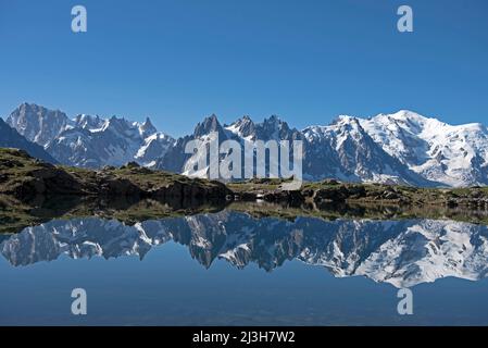 Frankreich, Haute-Savoie (74), Alpen, von Grandes Jorasses bis zum Mont Blanc-Gebirge mit Aiguilles de Chamonix (Midden), Mont Blanc (4810m) und Aiguille de Bionnassay (4052m rechts), die sich im See Chéserys spiegeln (2300m) Stockfoto