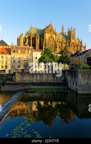 Frankreich, Mosel, Metz, das Moselufer und die Kathedrale Saint Etienne im Hintergrund Stockfoto