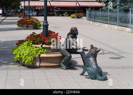 BUDAPEST, UNGARN - 29. JULI 2020: Mädchen mit Hundeskulptur in der ungarischen Hauptstadt Stockfoto